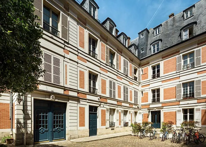 Les Demoiselles à Versailles - Au Pied du Château